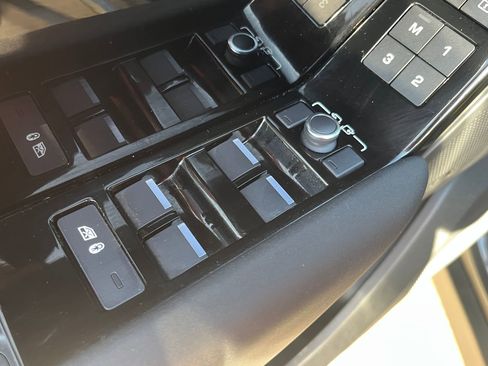 Used 2022 Land Rover Range Rover Velar R-Dynamic S image 12