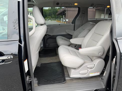 Used 2018 Toyota Sienna XLE w/ XLE Navigation Package AWD/4WD image 4