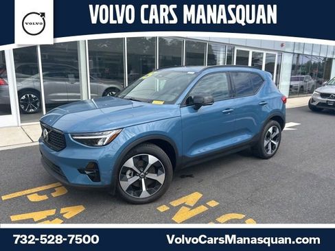 Used 2025 Volvo XC40 B5 Plus AWD/4WD image 1