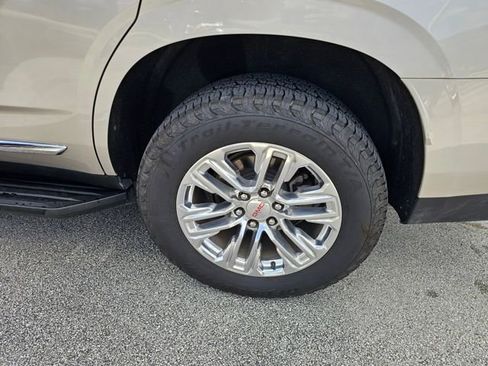 Used 2022 GMC Yukon SLT w/ SLT Premium Package image 11