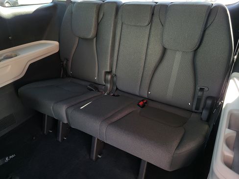 Used 2022 Kia Carnival LX image 12