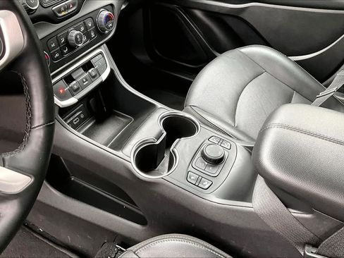 Used 2024 GMC Terrain SLT AWD/4WD image 16