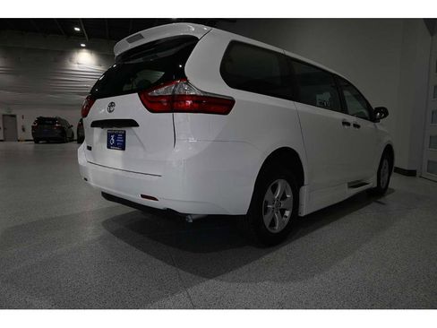 Used 2015 Toyota Sienna L image 6