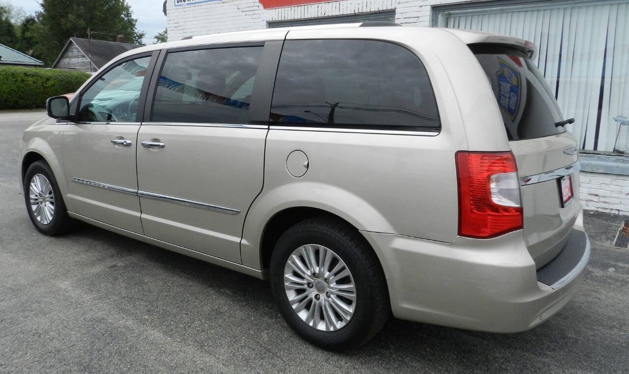 Used 2014 Chrysler Town & Country Limited w/ Luxury Group FWD image 8