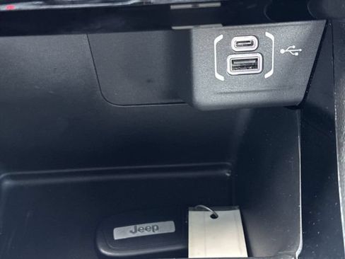 Used 2025 Jeep Compass Latitude w/ Convenience Group AWD/4WD image 24