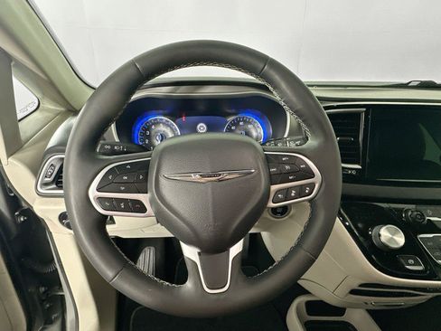 Used 2022 Chrysler Pacifica Touring-L FWD image 12
