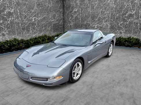 Used 2004 Chevrolet Corvette Coupe w/ Preferred Equipment Group RWD image 2