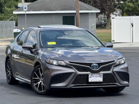 Used 2022 Toyota Camry SE w/ Cold Weather Package FWD image 1