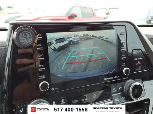 Used 2022 Toyota Highlander XLE AWD/4WD image 23