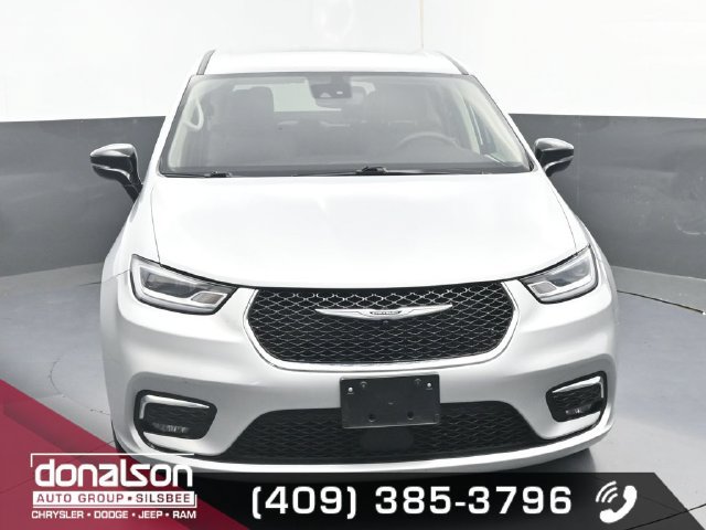 Used 2024 Chrysler Pacifica Touring-L FWD image 3