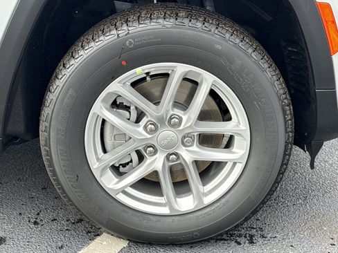 New 2025 Jeep Grand Cherokee L Laredo image 11