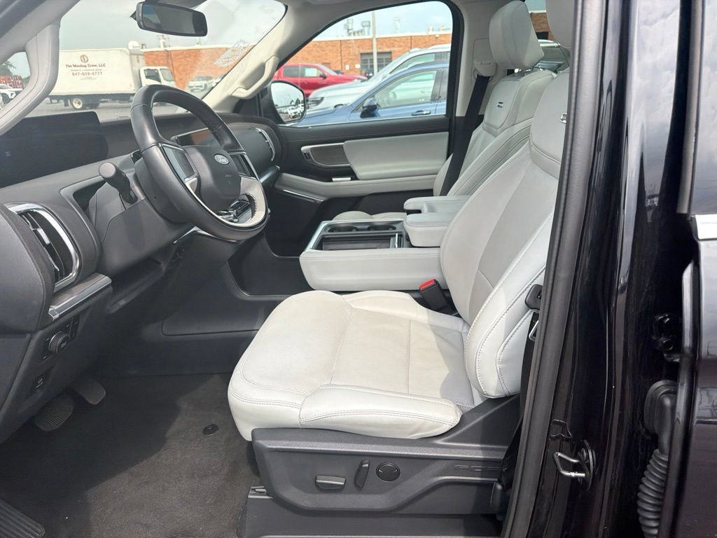 Used 2025 Ford Expedition Max Platinum AWD/4WD image 7