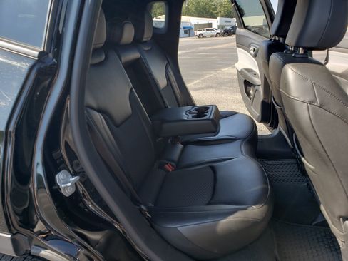 Used 2025 Jeep Compass Latitude w/ Sun & Sound Group AWD/4WD image 31