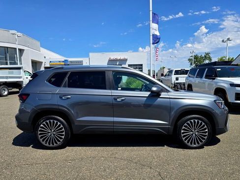 Used 2025 Volkswagen Taos SE FWD image 7