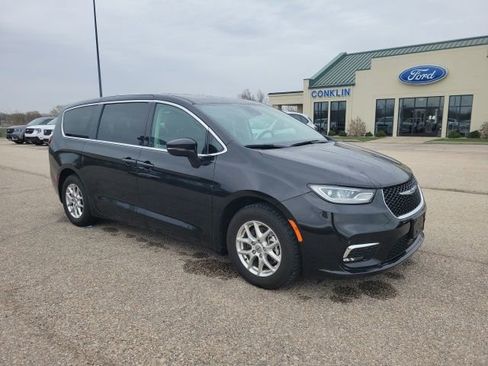 Used 2023 Chrysler Pacifica Touring-L image 20