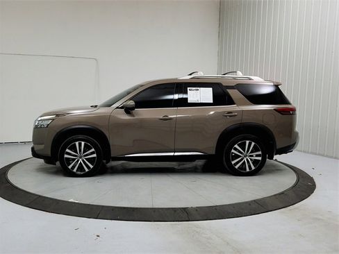 Used 2024 Nissan Pathfinder Platinum w/ Cargo Package image 4