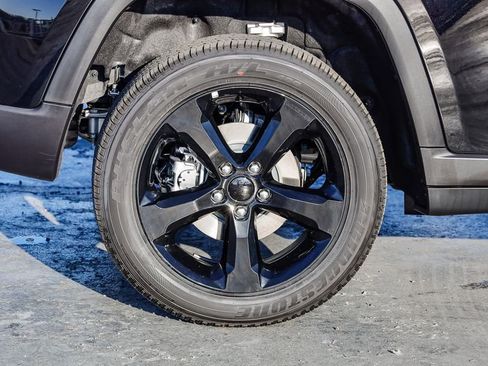 New 2025 Jeep Grand Cherokee Altitude image 12