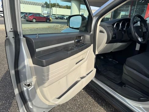 Used 2010 Dodge Grand Caravan SE w/ Climate Group image 12
