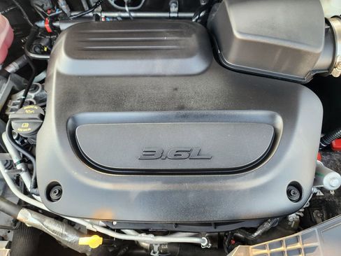 Used 2023 Chrysler Voyager LX image 32