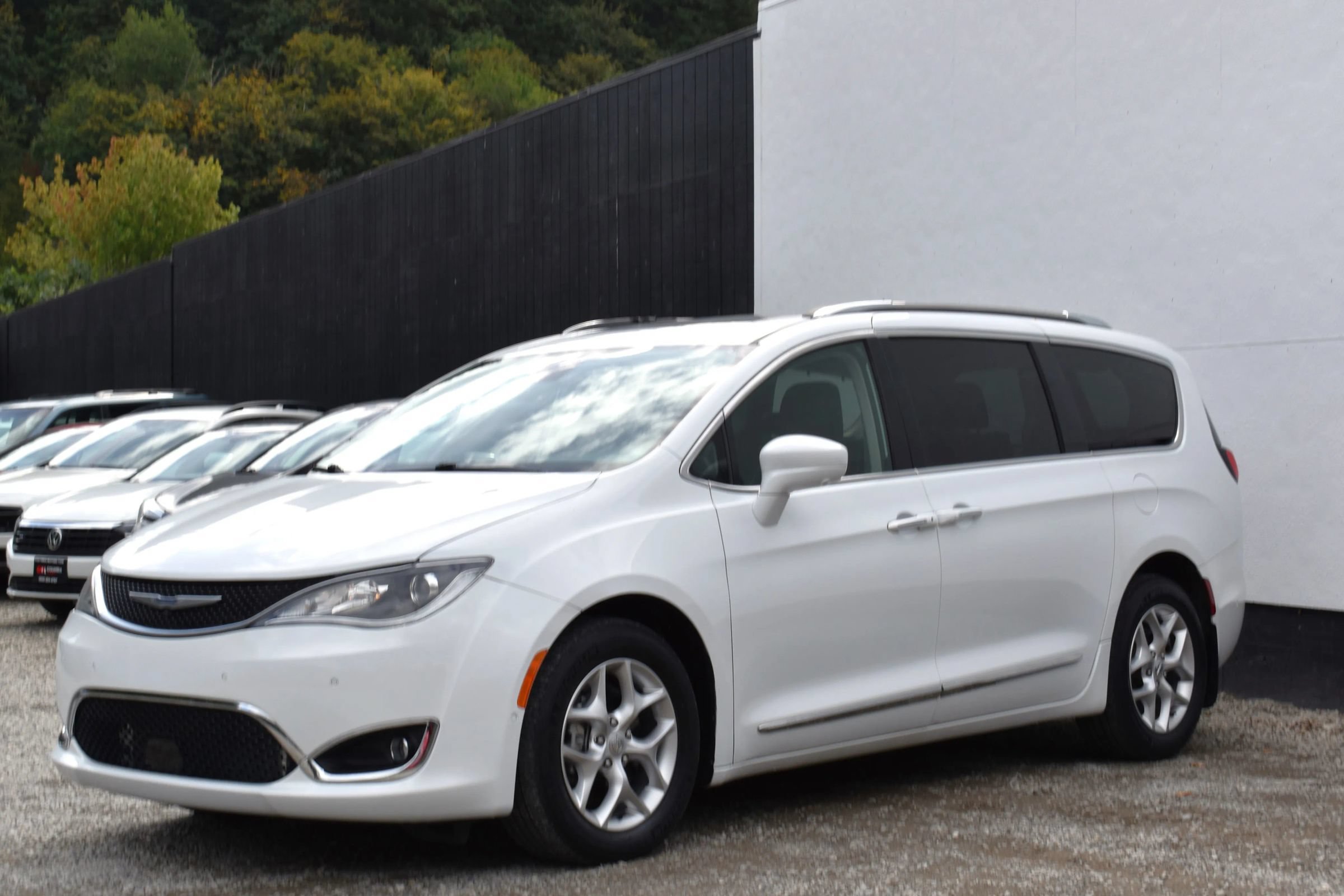 Used 2020 Chrysler Pacifica Touring-L Plus w/ Tire & Wheel Group FWD image 8
