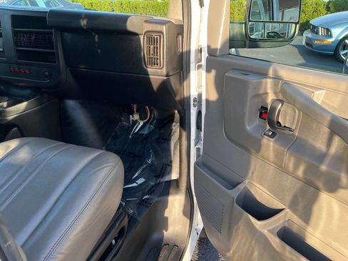Used 2014 Chevrolet Express 2500 image 33