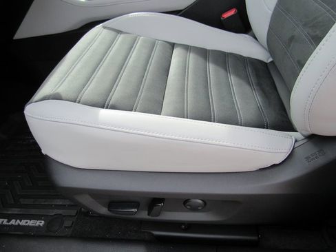 New 2025 Mitsubishi Outlander SE image 14