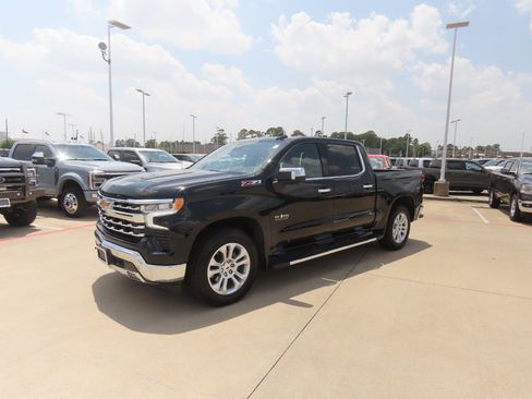 Used 2022 Chevrolet Silverado 1500 LTZ AWD/4WD image 2