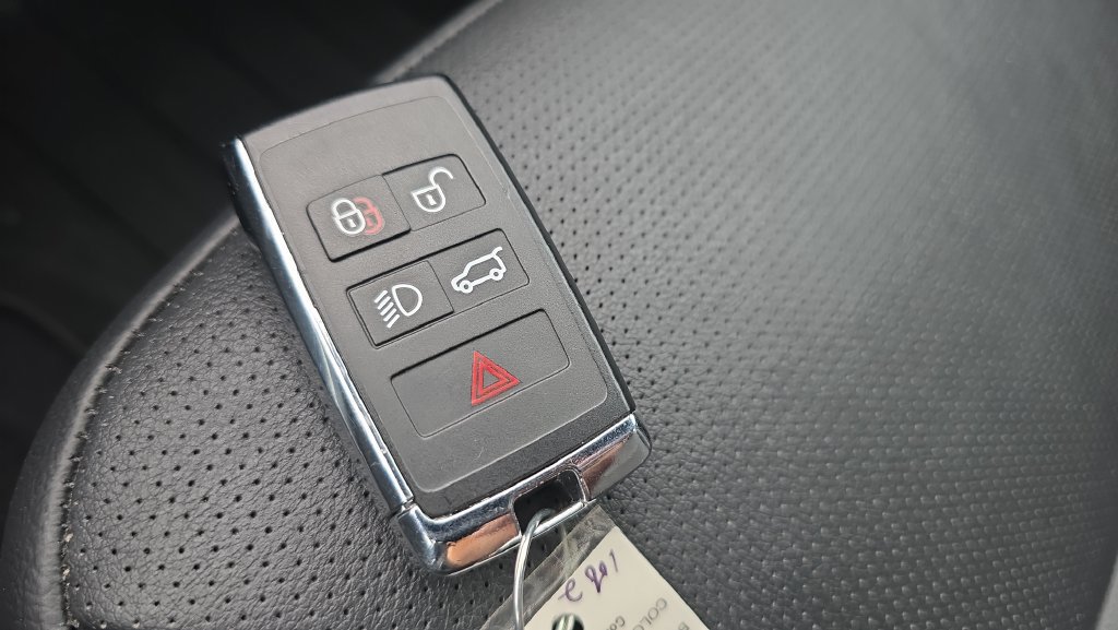 Used 2024 Land Rover Discovery Dynamic SE AWD/4WD image 30