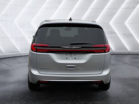 New 2026 Chrysler Pacifica Select image 5