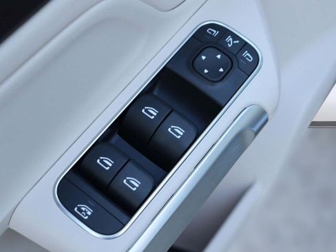 New 2025 Mercedes-Benz GLB 250 image 33