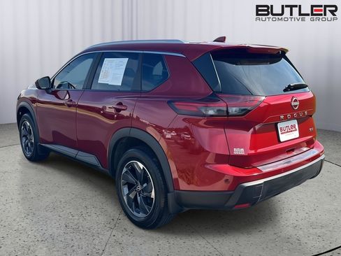 Used 2024 Nissan Rogue SV w/ SV Premium Package image 4