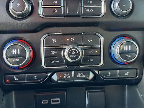 Used 2023 Chevrolet Suburban LT w/ Luxury Package image 15