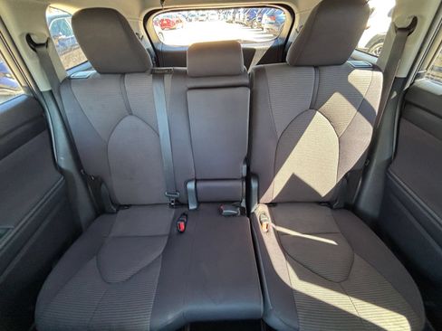 Used 2025 Toyota Highlander LE FWD image 40