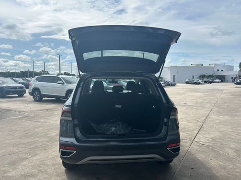 New 2025 Volkswagen Taos SE w/ Panoramic Sunroof Package image 37