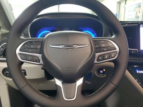 Used 2022 Chrysler Pacifica Touring-L AWD/4WD image 25