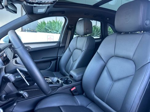 Used 2026 Porsche Macan AWD/4WD image 5