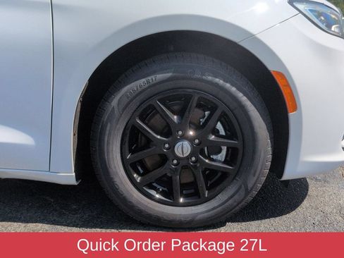 Used 2025 Chrysler Pacifica Select FWD image 9