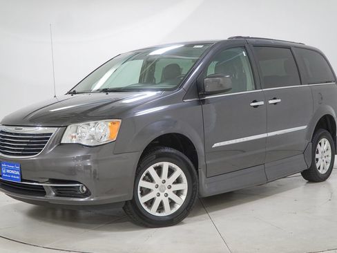 Used 2016 Chrysler Town & Country Touring w/ Driver Convenience Group FWD image 1