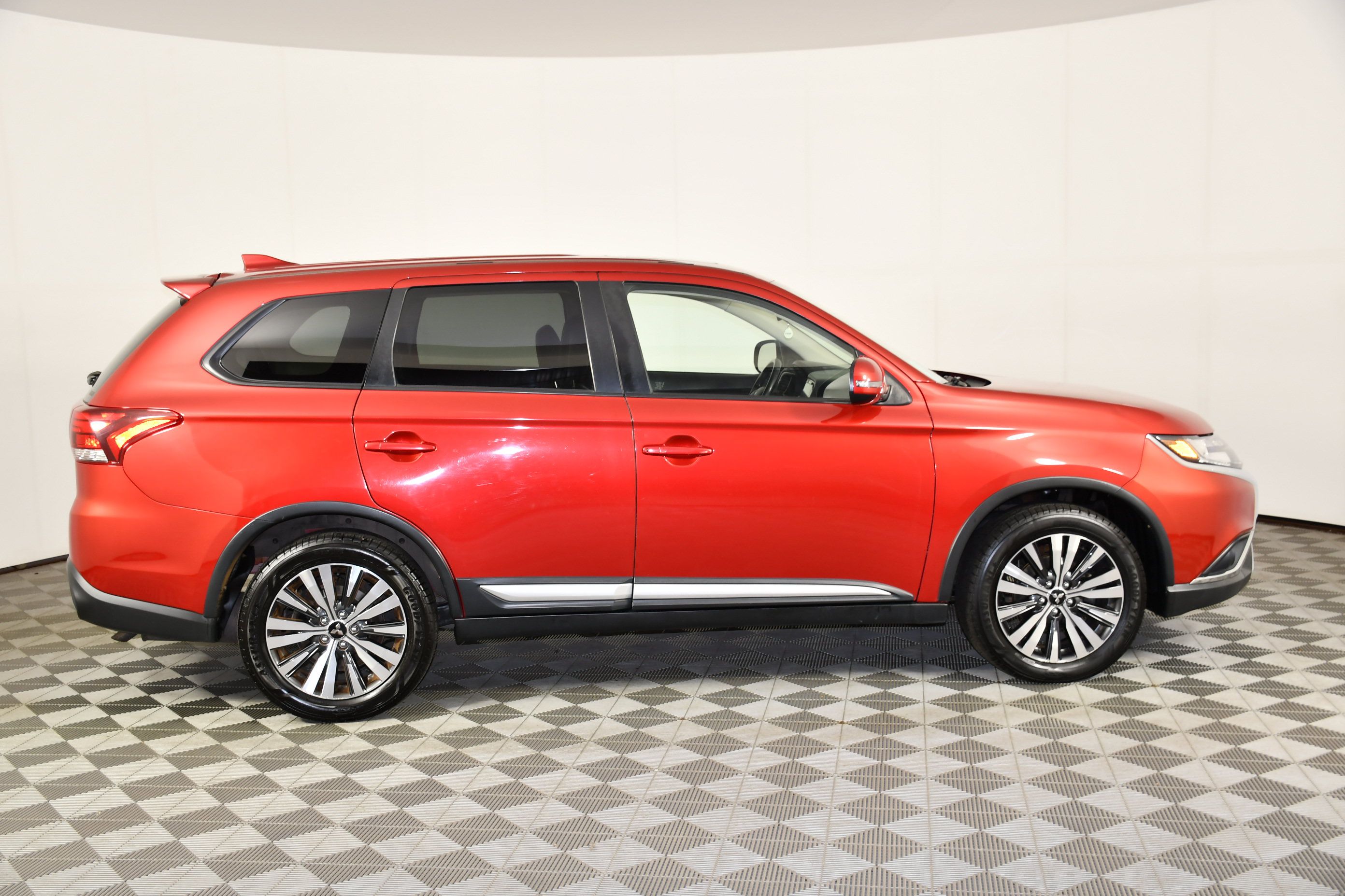 Used 2019 Mitsubishi Outlander SE AWD/4WD image 4