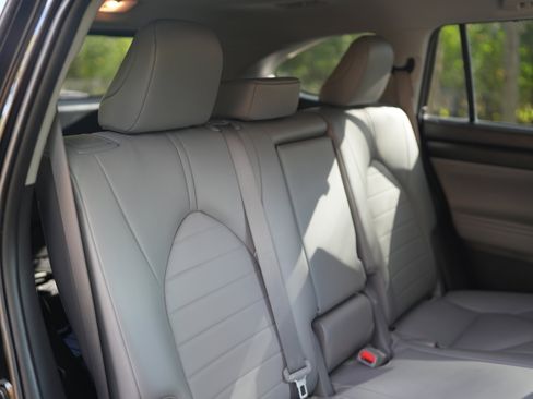 Used 2022 Toyota Highlander XLE image 23