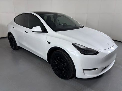 Used 2024 Tesla Model Y Long Range AWD/4WD image 2