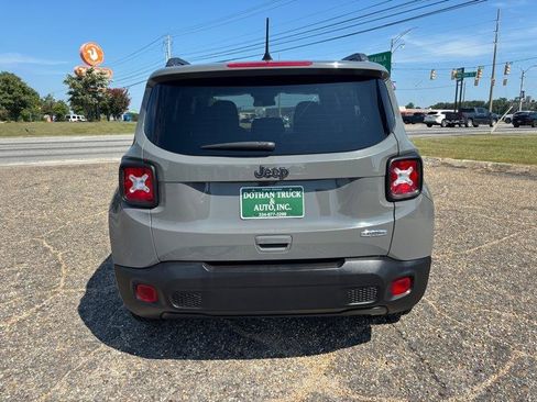 Used 2019 Jeep Renegade Latitude FWD image 4