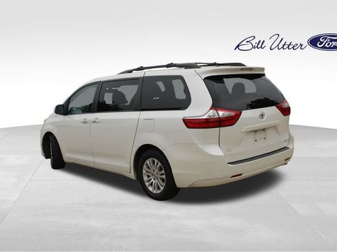 Used 2017 Toyota Sienna XLE Premium FWD image 7