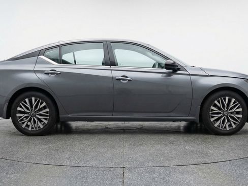 Used 2025 Nissan Altima 2.5 SV FWD image 11