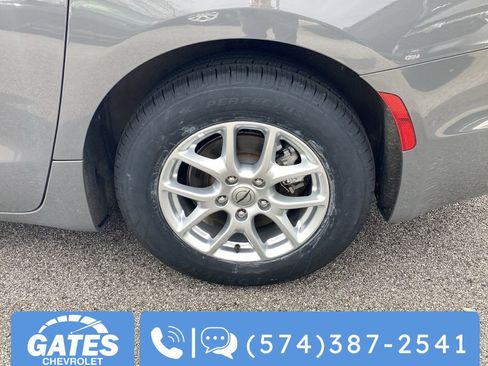 Used 2023 Chrysler Pacifica Touring-L image 36