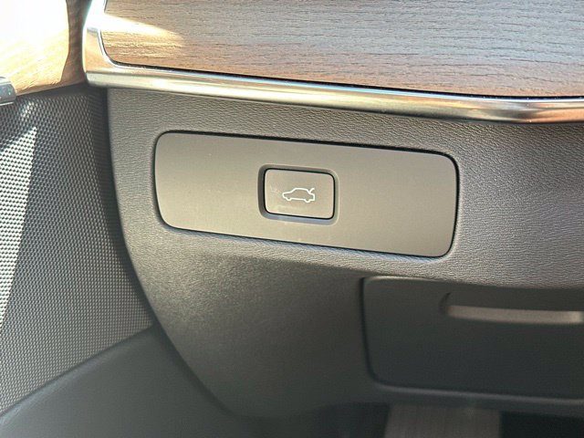 Certified 2025 Volvo XC90 B5 Core AWD/4WD image 32