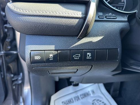 Used 2019 Toyota Camry SE FWD image 11