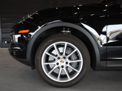 Certified 2023 Porsche Cayenne w/ Premium Package AWD/4WD image 28