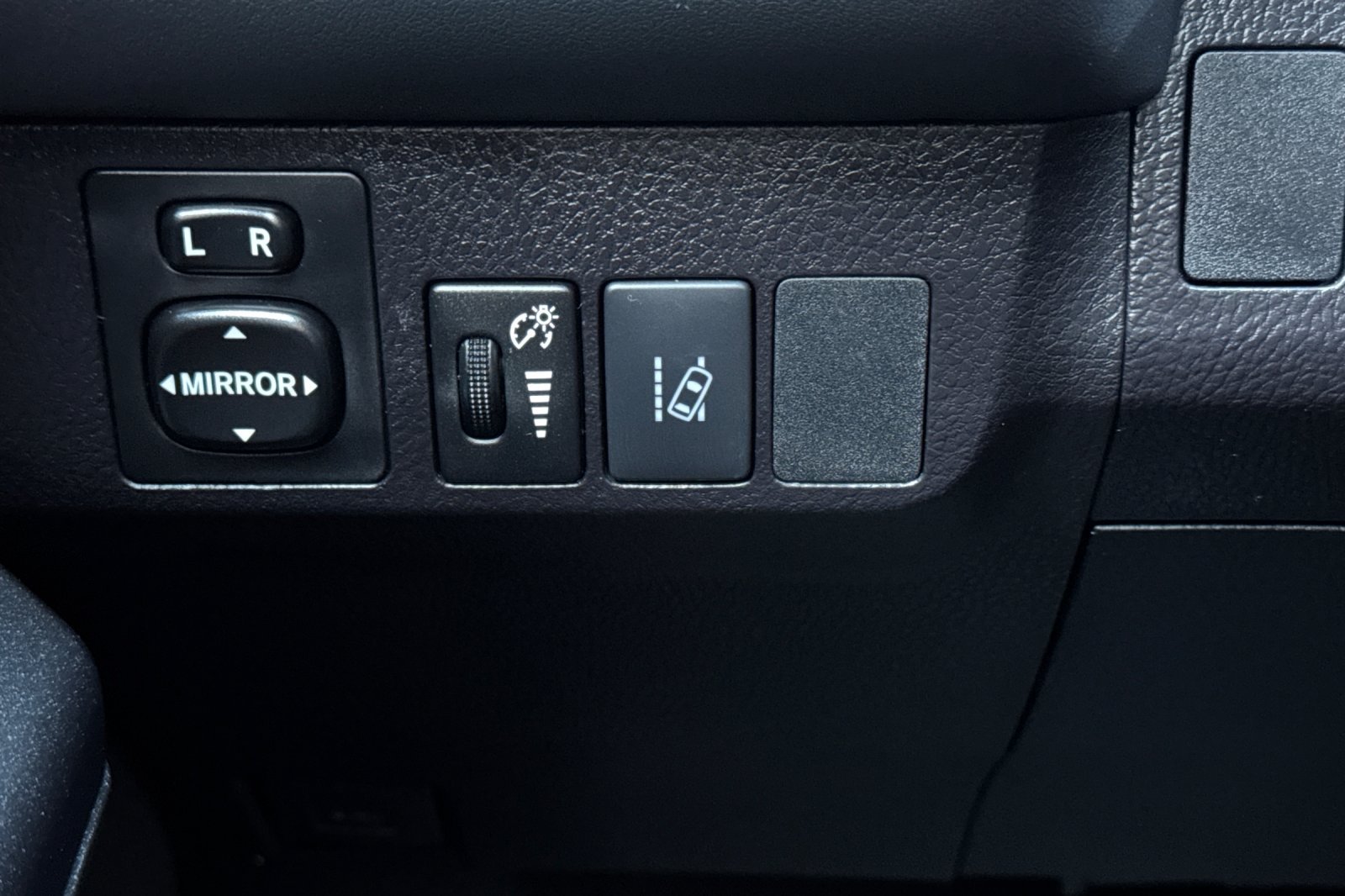 Used 2018 Toyota RAV4 LE FWD image 24