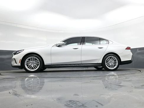 Used 2025 BMW 530i xDrive w/ Premium Package image 31